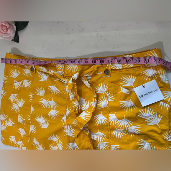 Claiborne 100% cotton Yellow and White Patterned Women Shorts - Picture 6 of 7